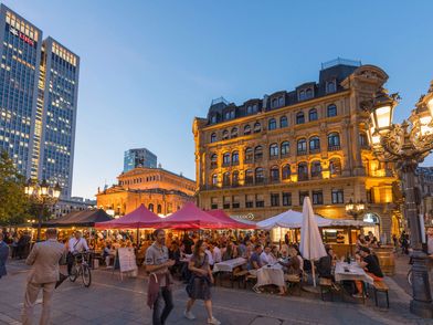 Volle Sommergärten mit Besucher die Speisen und Getränke zu sich nehmen