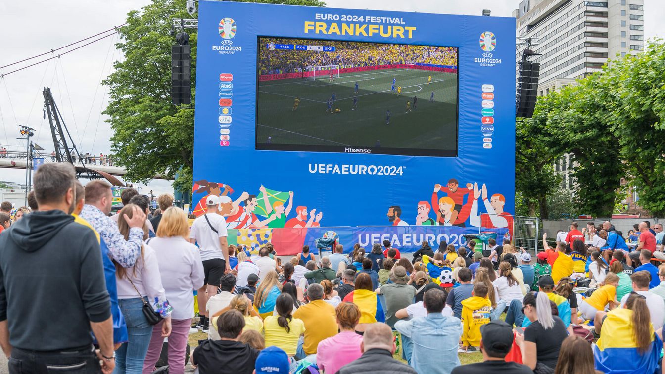 Blick auf einen der Zehn Screens während der UEFA EURO 2024 auf der Fan Zone Mainufer in Frankfurt während eines Public Viewing Events.