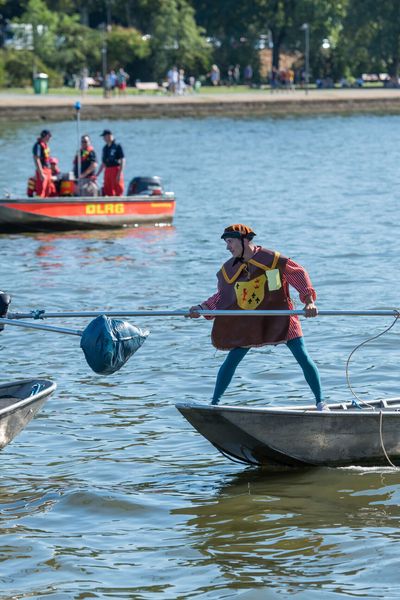 Eine alte Tradition des Mainfestes bei der sich Fischer von den Booten stechen