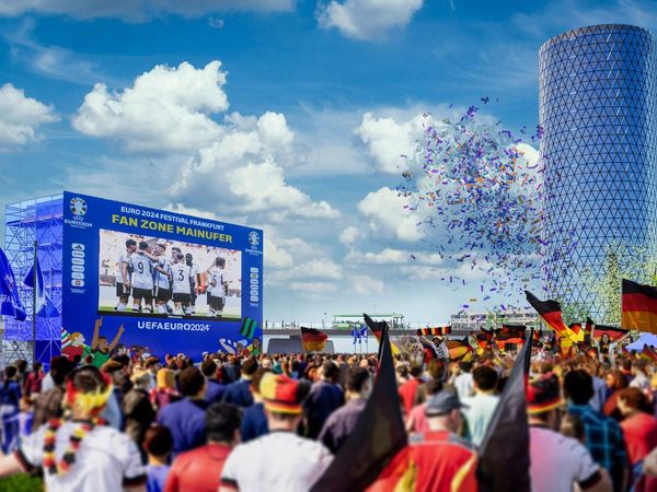 Big Screen auf dem Fußball gezeigt wird und Fans am Main