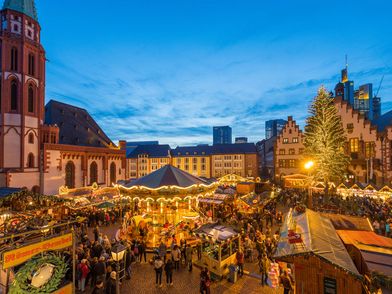 Viele Besucher flanieren über den traditionellen Weihnachtsmarkt mit Karussell