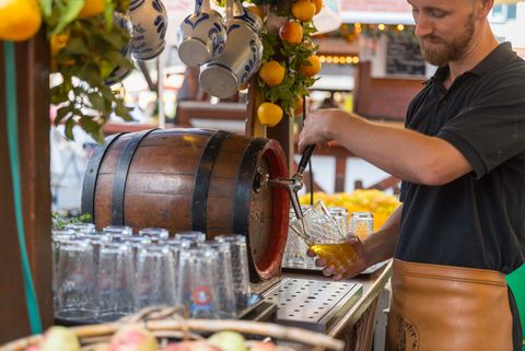 Apfelwein vom Fass wird gezapft