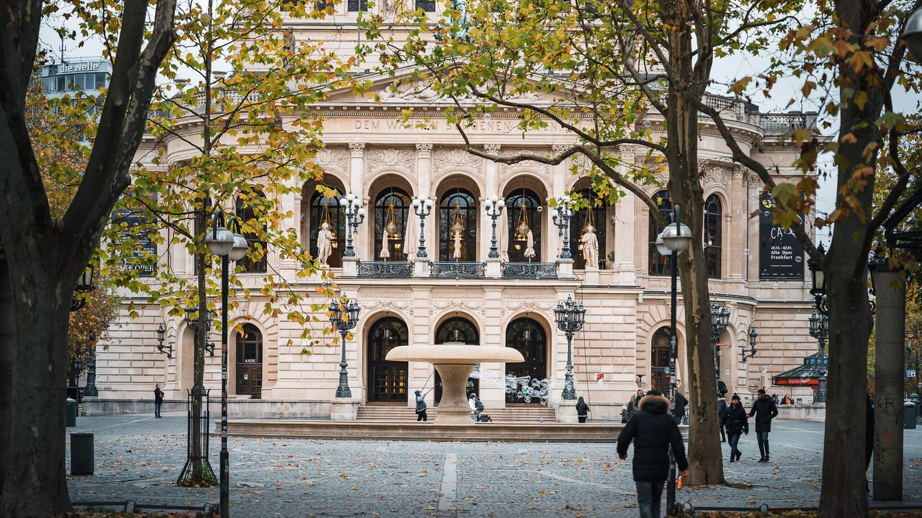 Blick von der Taunusanlage durch Herbstlaub auf die Alte Oper.